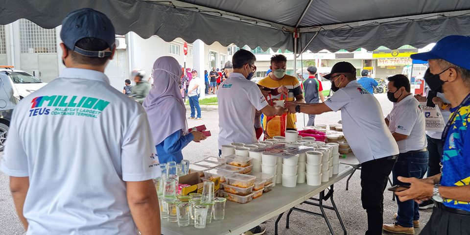 Collaboration-with-Johor-Port-Authority-on-Bubur-Lambuk-distribution-in-conjunction-with-the-Ramadan-month-2.jpg